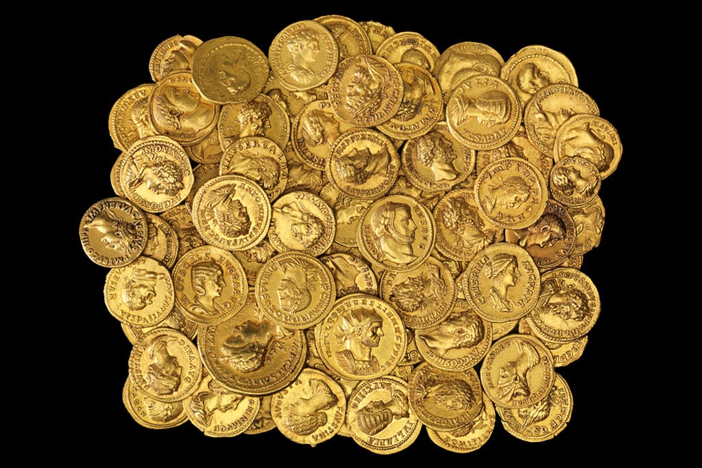 בתמונה: מתוך תערוכת ״הון שלטון״. מטבעות זהב רומיים מאוסף ויקטור אדה ב׳מוזיאון ישראל׳. צילום: אלי פוזנר