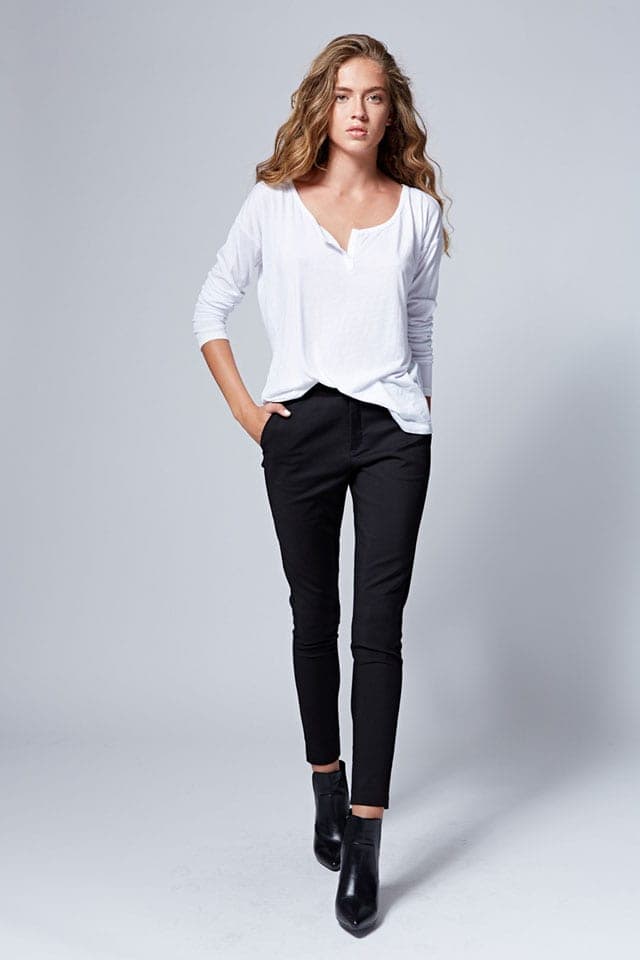 לי קופר. חולצה: 119.90 שקל. מכנסיים: 179.90 שקל. צילום: הילה שייר - Trends, Fashion, Style, zara, זארה, סטייל, מגזין אופנה, כתבות אופנה, טרנדים, אופנה, אופנת גברים, אופנת נשים