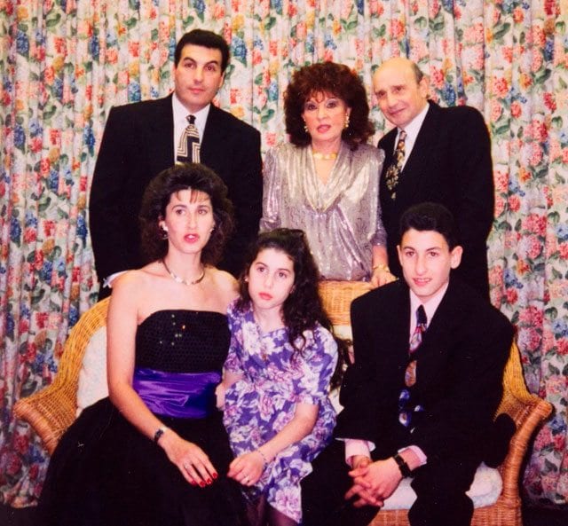 איימי וויינהאוס: Amy and family at Alex’s barmitzvah party, 1992, courtesy of Jewish Museum London and Winehouse Family-אופנה