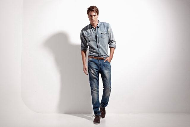 עומר דרור. צילום: גורן ליובונציץ. ג'ינסים ומכנסיים החל מ-99.90 שקל-מגזין-אופנה
