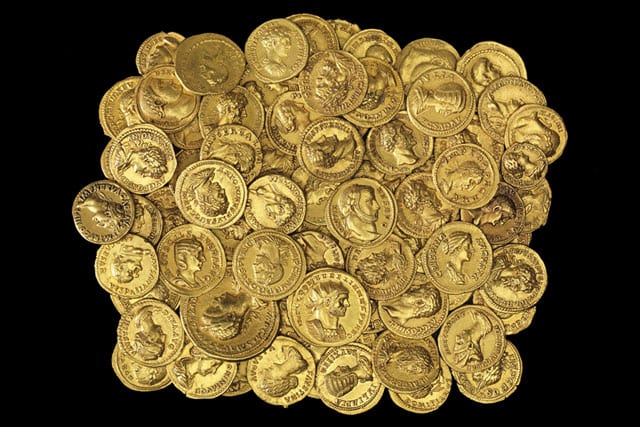 בתמונה: מתוך תערוכת ״הון שלטון״. מטבעות זהב רומיים מאוסף ויקטור אדה ב׳מוזיאון ישראל׳. צילום: אלי פוזנר2