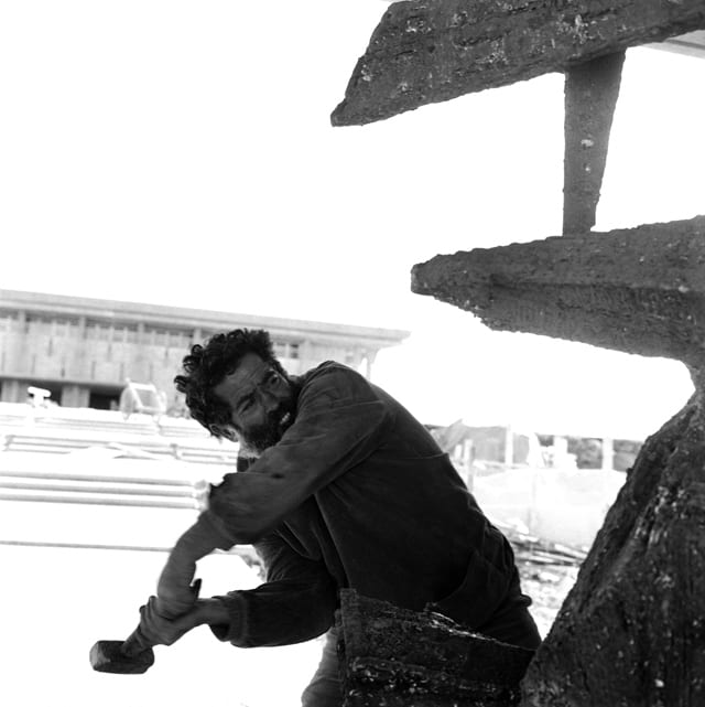 ורנר בראון ללא כותרת (דוד פלומבו בעבודה על שערי הכנסת 1966) 2017 צילום שחור לבן
