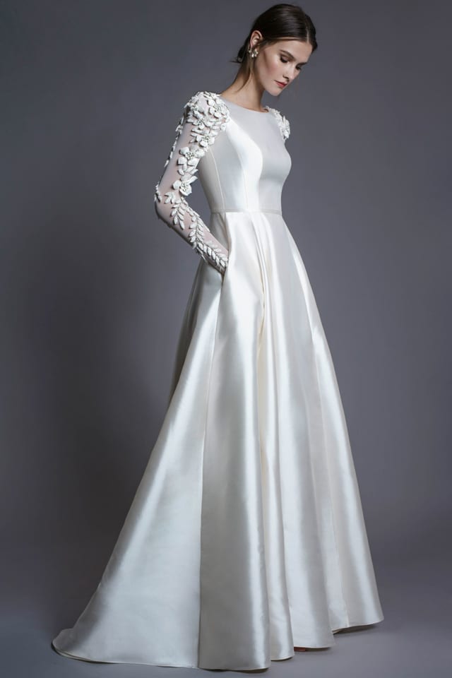 בצילום: שמלת כלה של חנה מרילוס. צילום רון קדמי