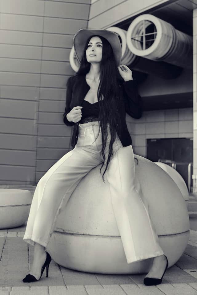 מאיה אושרי כהן, אופנת וינטג׳. צילום: גנדי צודיק - מכנסיים וז'קט משנות ה-70