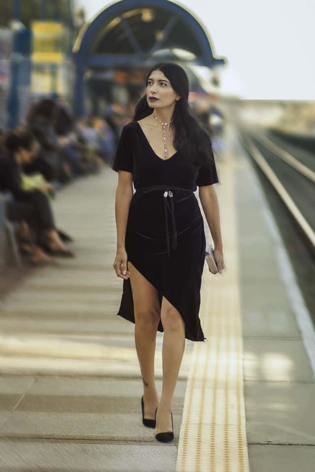 מאיה אושרי כהן, אופנת וינטג׳. צילום: גנדי צודיק - שמלת קטיפה א-סימטרית