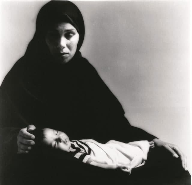 בצילום: עיישה אל קורד, מחנה פליטים חאו יונס, חדשות, 1988. צילום: מיכה קירשנר 