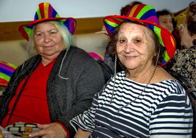 פורים 2018: מסיבת תחפושות של קשישים משכונת עזרא ומשכונת התקווה. צילום: מיטל אזולאי - 4