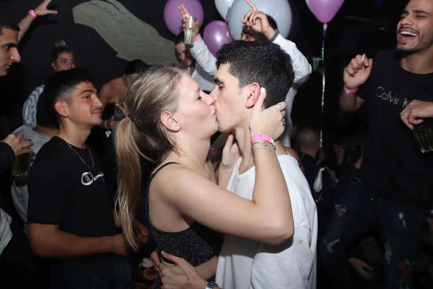 סופיה מצ'טנר והחבר תומר טליאס מתנשקים. צילום: אור גפן