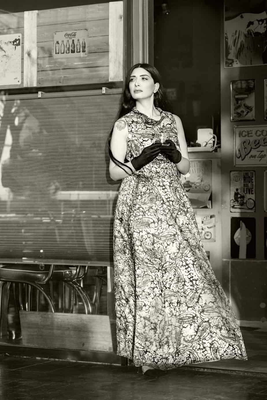 שמלה מקסי סבנטיז, מאיה אושרי כהן, אופנה שנות השבעים, צילום Gennadiy Tsodik