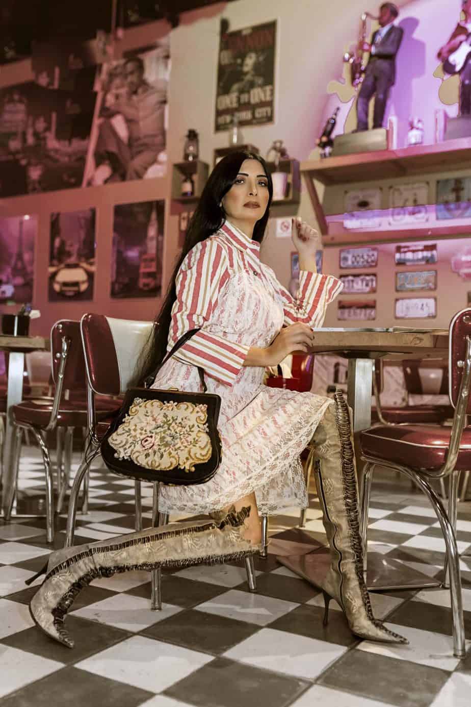 מאיה אושרי כהן, אופנה שנות השבעים, צילום שמלת פסים בטקסטורת קרפון מעליה קומבינזון קרושה ומגפיים מעור, Gennadiy Tsodik