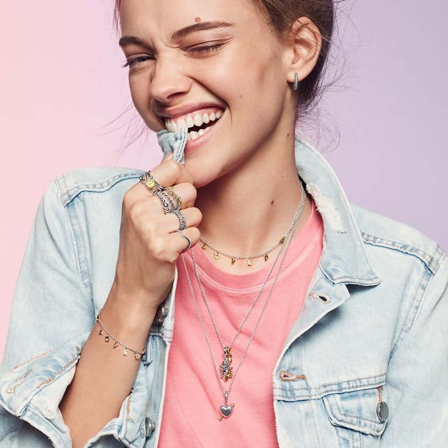 פנדורה. צילום: יח״צ חו״ל. VAL19_SoMe_Model_Images_YouAreLoved_Square_02