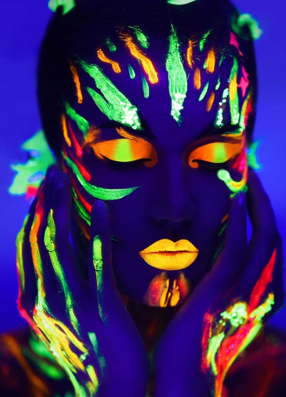 איפור בצבעי נאון של 'קמיון' בתאורה אולטרא סגולית צילום יח''צ 2019 - 3