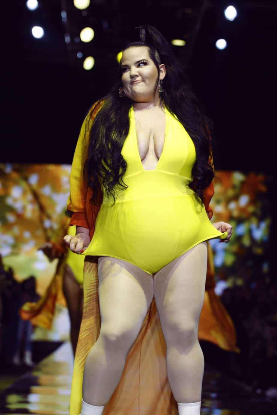 נטע ברזילי בבגד ים שלם צהוב. תצוגת בננהוט, שבוע האופנה תל אביב 2019. צילום: עומר רביבי