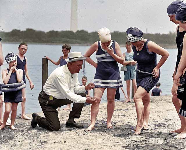 התמונה צולמה ב -1922, הנשים היו נתונות למשטרת בגדי ים
