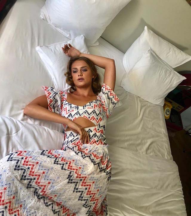 בדיוק ככה ארצה לזרוק את עצמי למיטה אחרי יום ארוך בעבודה. SABINA MUSSAYEV (תמונה מהפייסבוק של המעצבת).