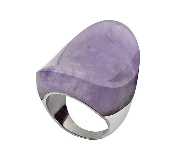טבעת בשיבוץ אבן אמטיסט , 580 שח, להשיג בעדיים מכל הלב (קלישר 24 בני ברק), צלם יוסי גמזו-לטובה, מגזין אופנה