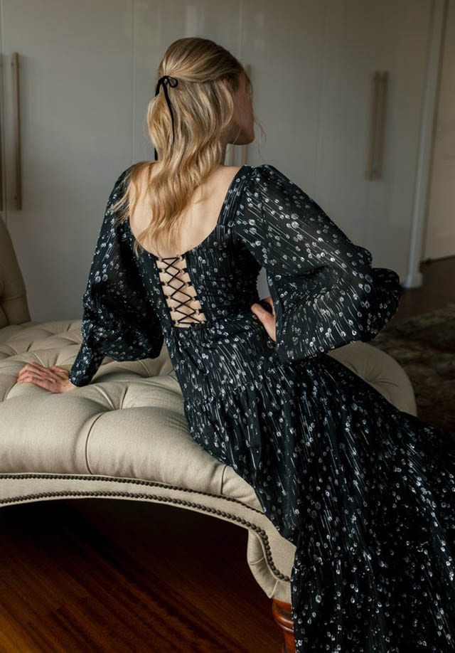שמלת מחשוף של סבינה מוסאייב , מגזין אופנה -