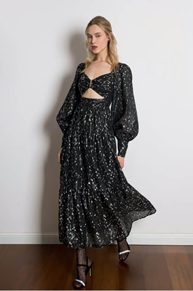 שמלת מחשוף של סבינה מוסאייב , מגזין אופנה - 1