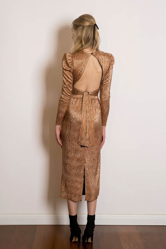 חליפת זהב של המעצבת סבינה מוסאייב. חולצה: 490 שקל, חצאית: 392 שקל. צילום: יח״צ, מגזין אופנה - 1