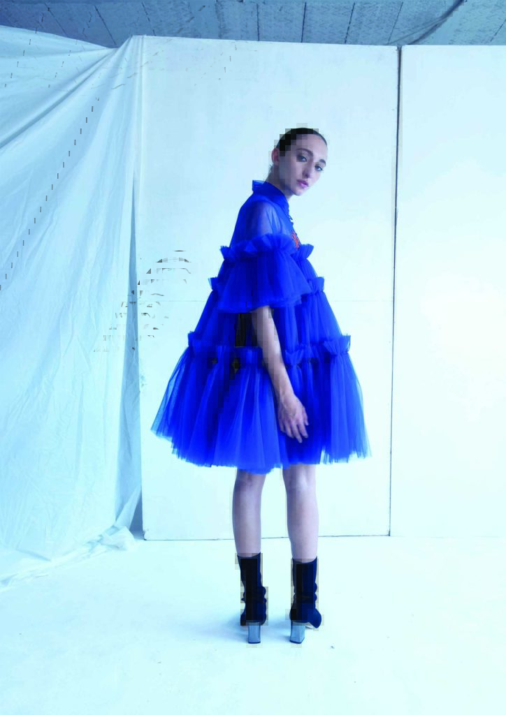 שמלה כחולה- קלי רולנד-שחר אבנט- חדשות האופנה