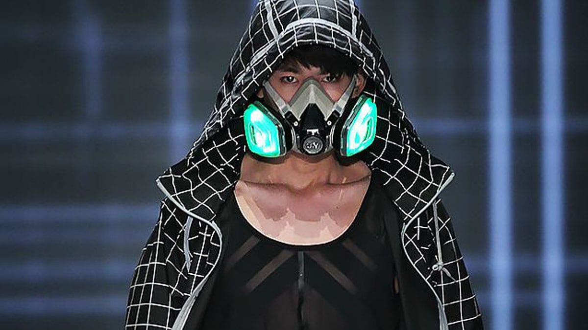 Fashionistas hoping to avoid inhaling smog might have a stylish solution, courtesy of a Chinese sportswear brand_