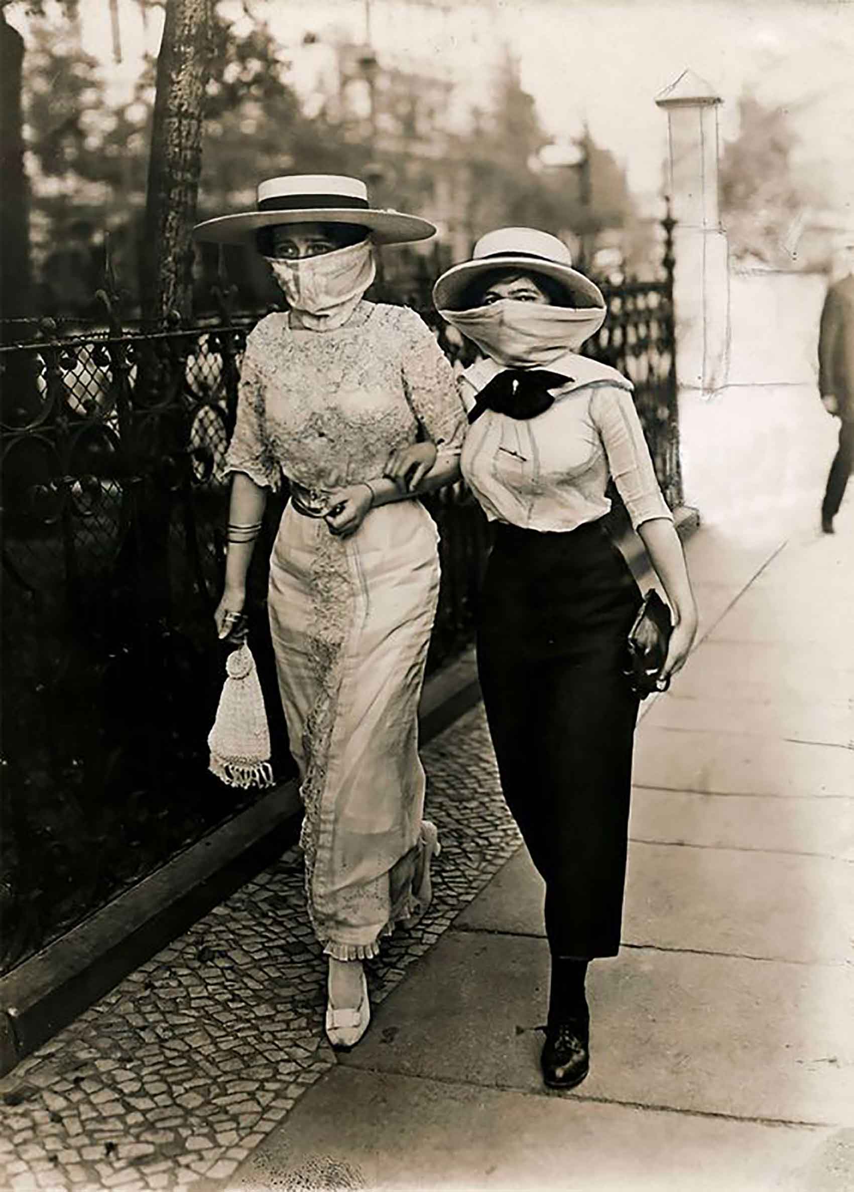 קורונה_נשים-עם-מסכות-1918_מגזין אופנה