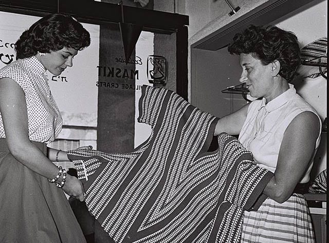 רות דיין ומלכת היופי שרה טל משכית 1956_מגזין אופנה