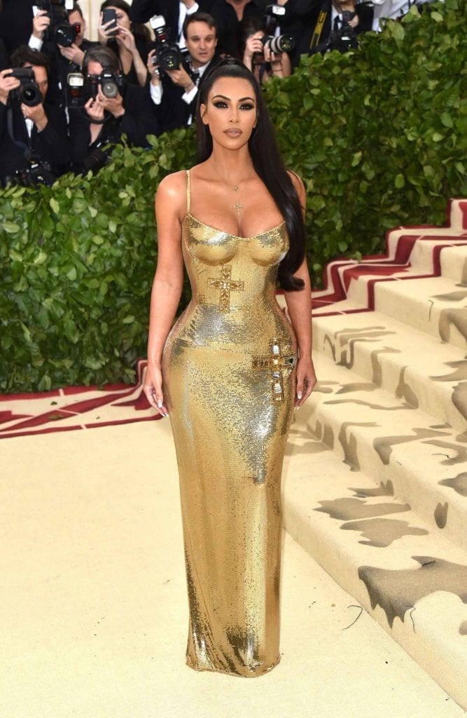 2018-Kim-Kardashian-Versace-קים קרדשיאן-חדשות-האופנה-של-ישראל