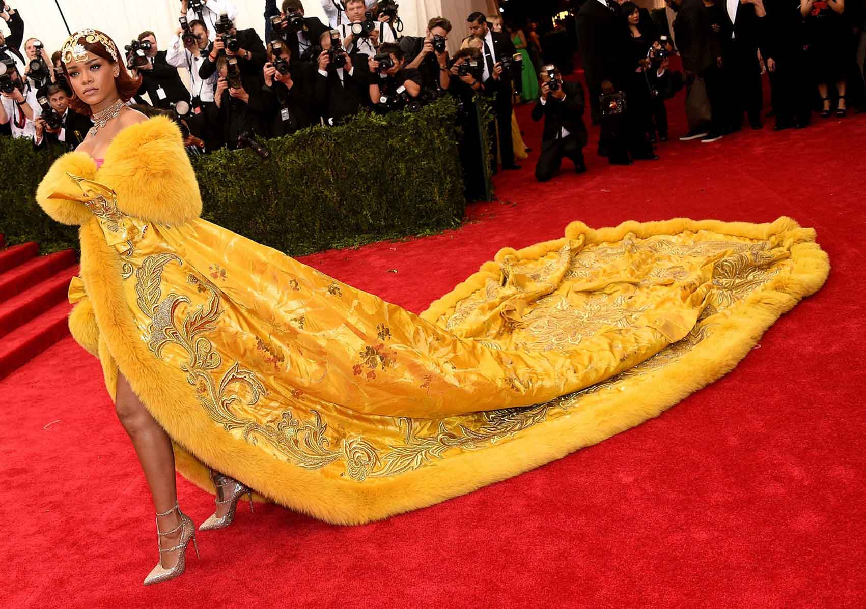 rihanna-ריהאנה והשמלה האייקונית של Guo Pei Couture-אופנה
