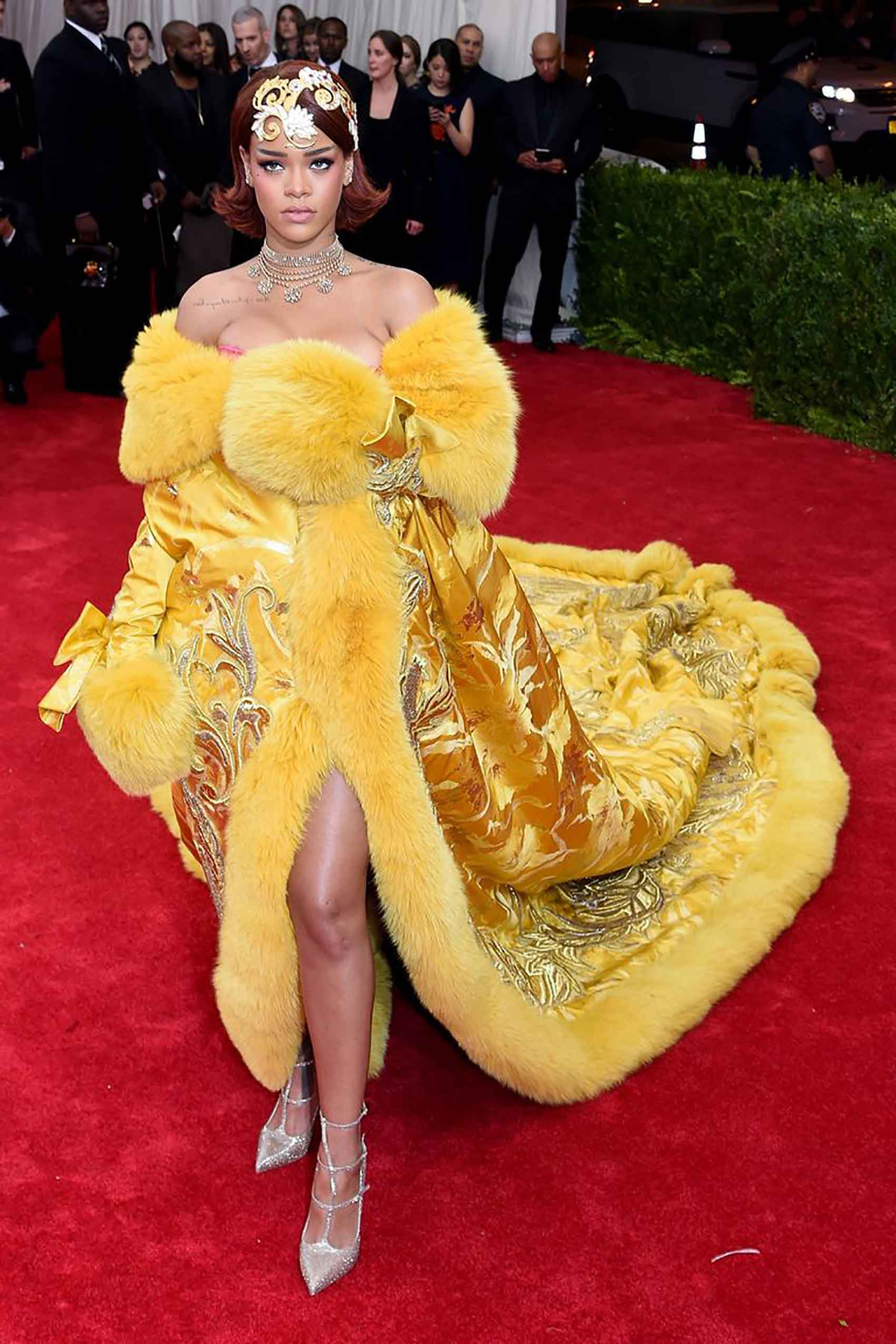 ריהאנה-ושמלת-הגלימה-של-Guo-Pei-Couture-מט-גאלה-כתבות-אופנה_