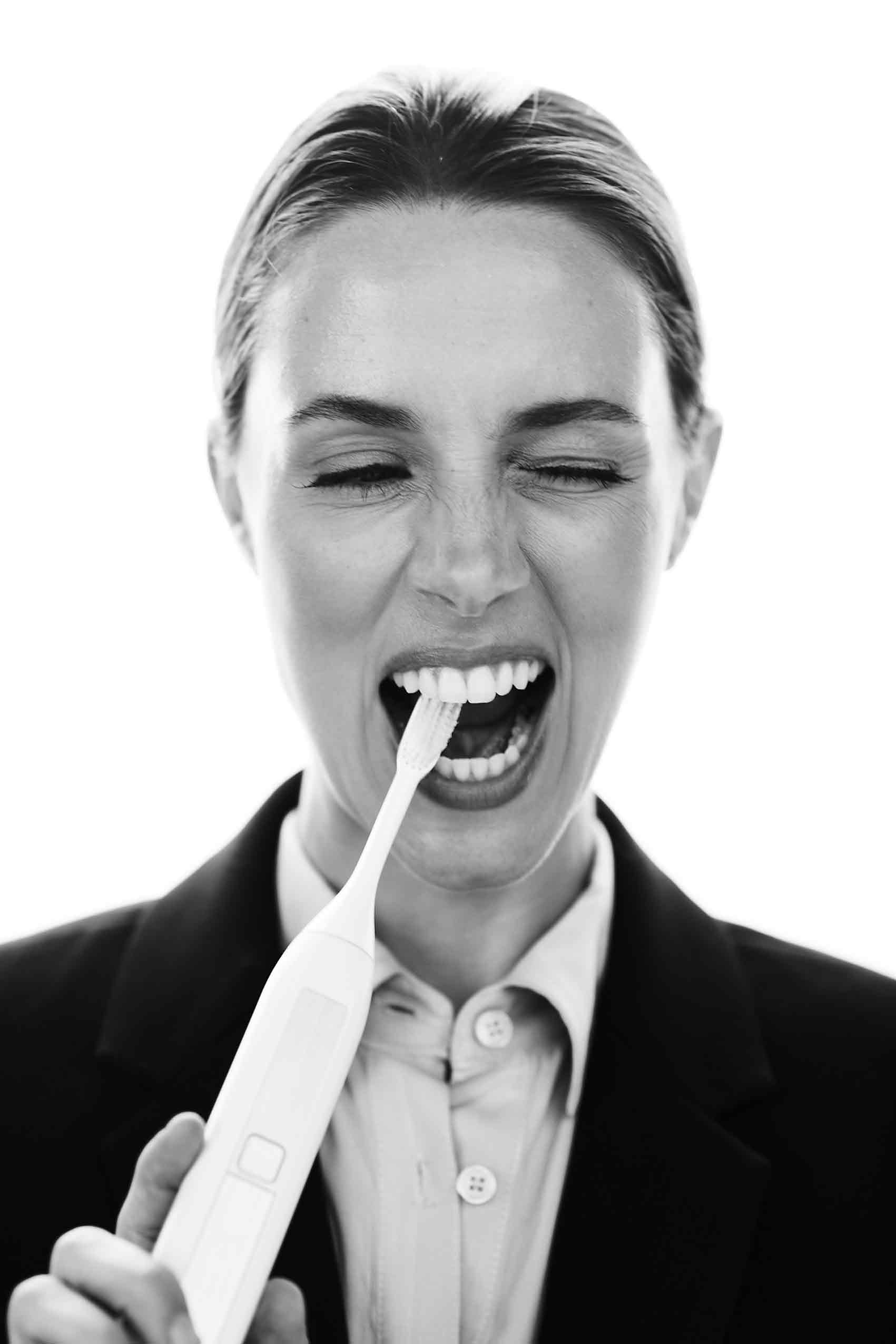 אלונה-טל-בקמפיין-למברשת-שיניים-ToothWave