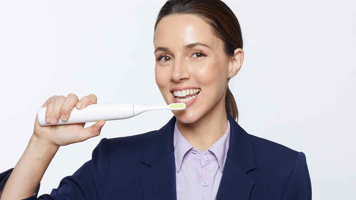 אלונה-טל-בקמפיין-למברשת-שיניים-ToothWave-אופנה