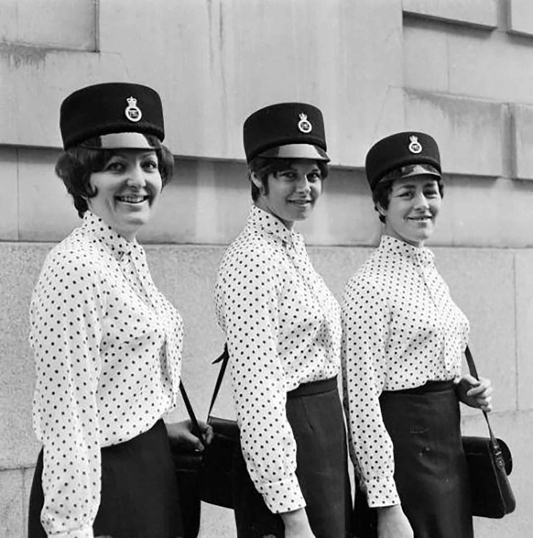 שוטרות בלונדון לובשות פולקה בשנות ה-70-אופנה