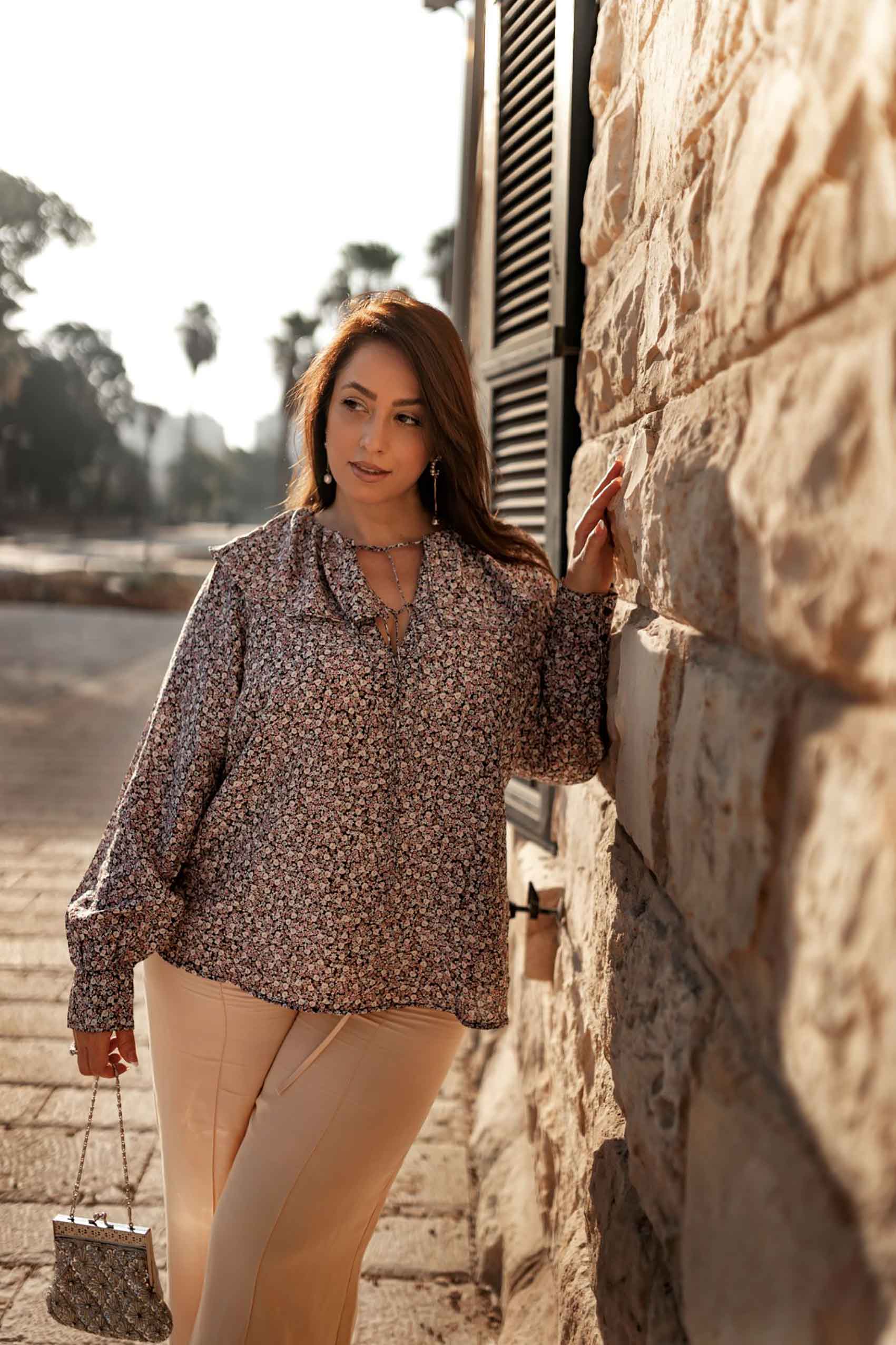 היום החמישי. טלי ארבל ל H&M ישראל, צילום: אירה גרמיצקיך חולצה פרחונית בשילוב מכנסי האריג הקרמיים ותיק וינטג' – מתכון מובטח למראה רומנטי עם אדג'.  - 1