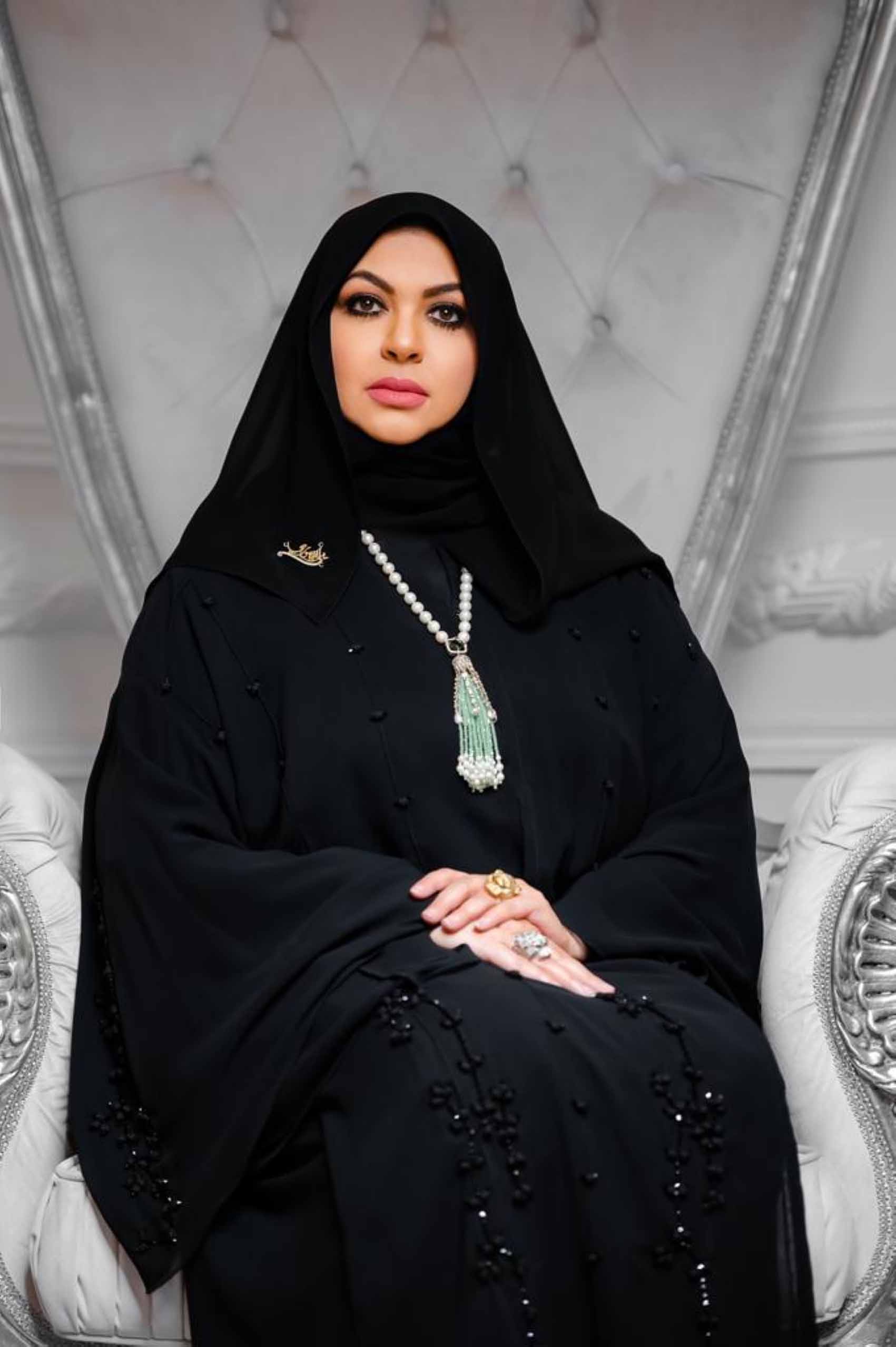 Dr. Mona AlMansoury מעצבת האופנה מאיחוד האמירויות צילום יחצ חול 