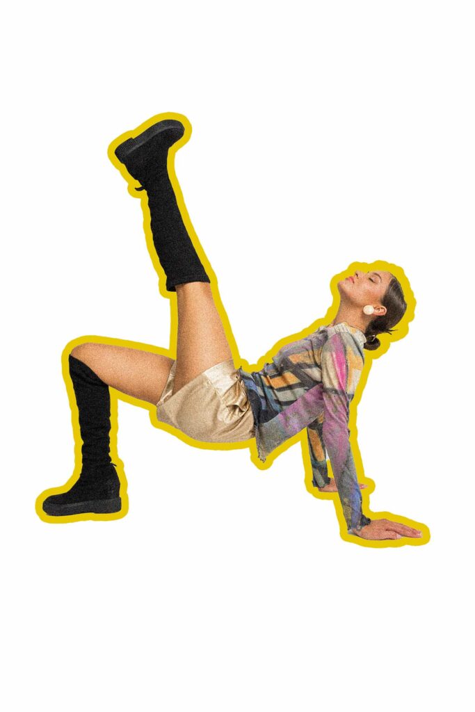 טופ – Vendome 1 מכנסיים – Lilach Elgrably  מגפיים – Walkaholics  עגילים - אוסף של amanita.studios