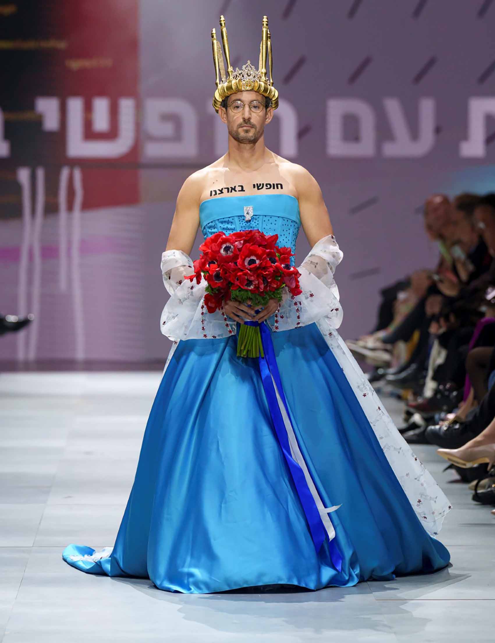 עברי לידר לובש שמלה בעיצובו של אביעד אריק הרמן בשבוע האופנה קורנית תל אביב 2023. צילום: haydonperrior-5