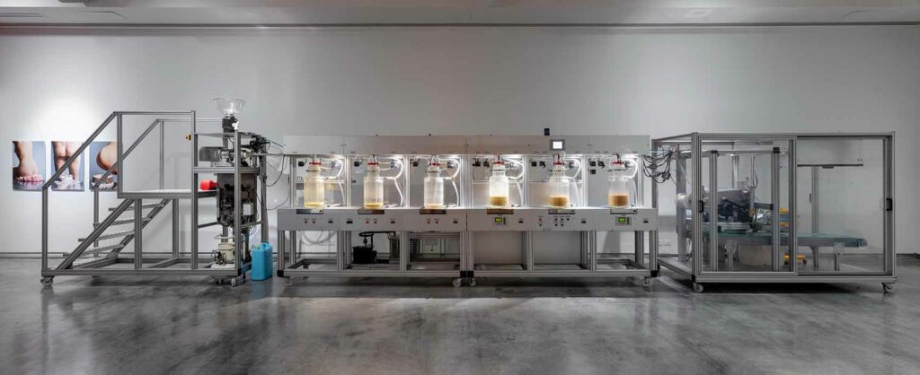 תערוכת אוכל מוזיאון העיצוב חולון מכונת הקקי קלואקה של האמן וים דאלוואה צילום אלעד שריג - 5