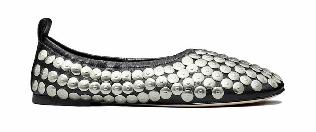 נעלי סירה Tory Burch Studded Ballet. צילום: יח״צ חו״ל - 1