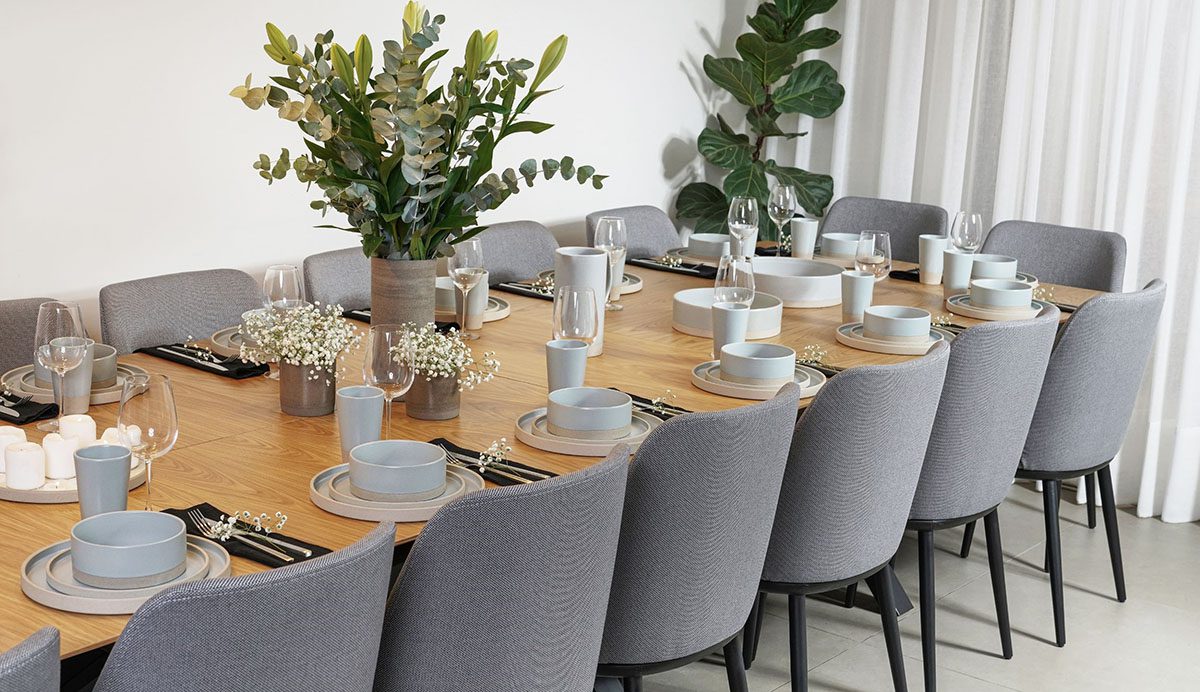 ZAGA פינות אוכל. שולחן טיטאניק גוון טבעי, כסאות טיים כלי קרמיקה ועריכת שולחן באדיבות קרן טיבי יצרנית ומעצבת כלי. צילום: בן לאון-3