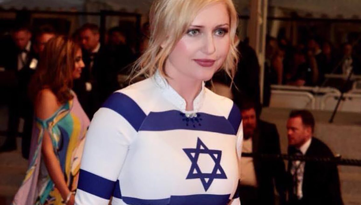 מוניקה איקירט לבושה בשמלת דגל ישראל. צילום- פייסבוק-1