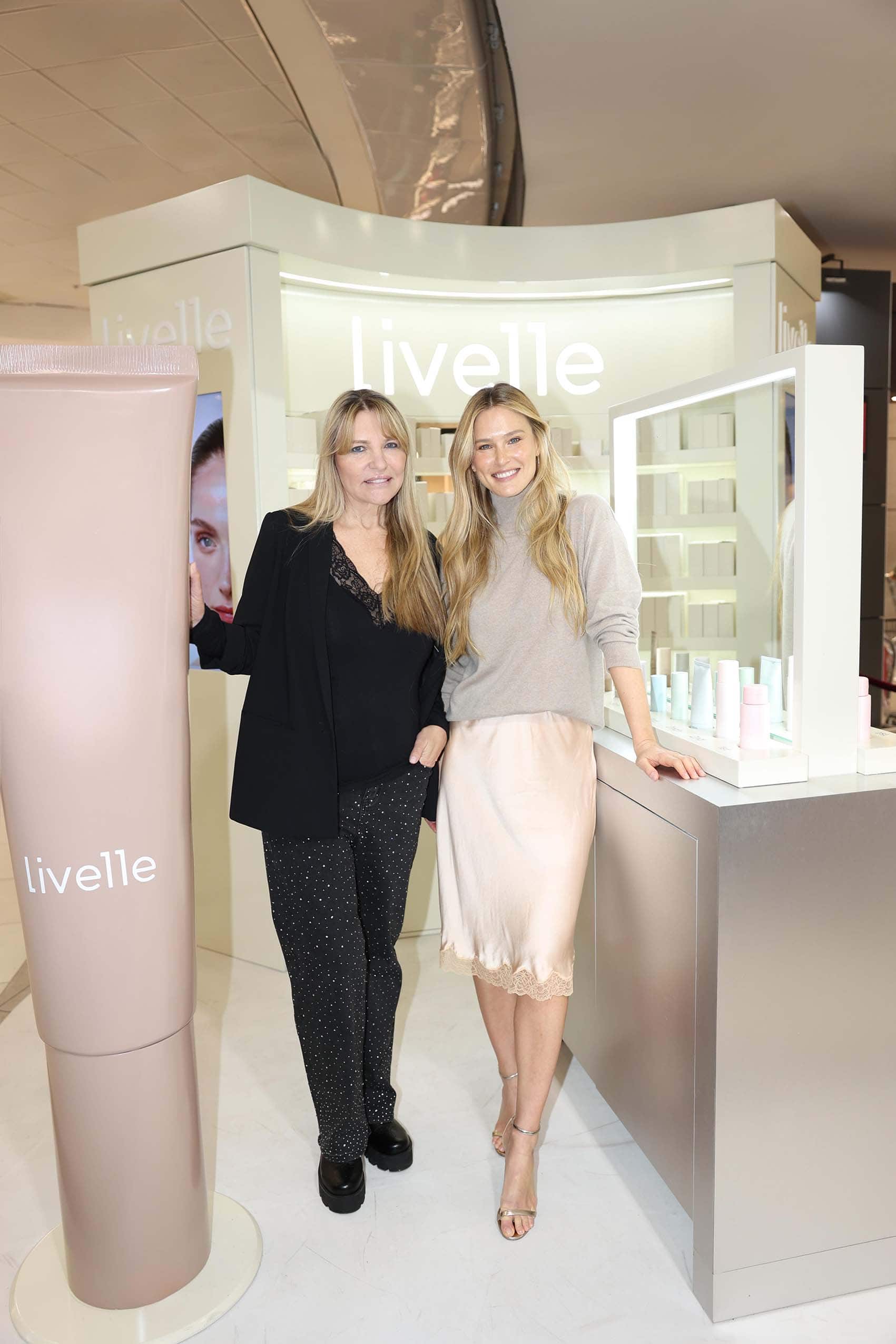 אופנה - בר רפאלי ואמא ציפי. צילום: אור גפן, יח״צ - חדשות האופנה -1